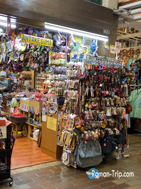 クアラルンプールのお土産屋。雑貨やご当地マグネットなどが並ぶ旅人に人気のスポット。/ Souvenir shop in Kuala Lumpur featuring local goods and magnets, popular among travelers.
