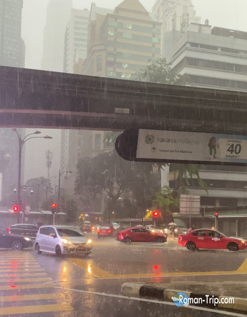 クアラルンプール旅行記。帰る途中でスコールに遭い、ずぶぬれになったリアルな旅の思い出。/ Kuala Lumpur travel diary, caught in a tropical downpour on the way back, completely soaked.