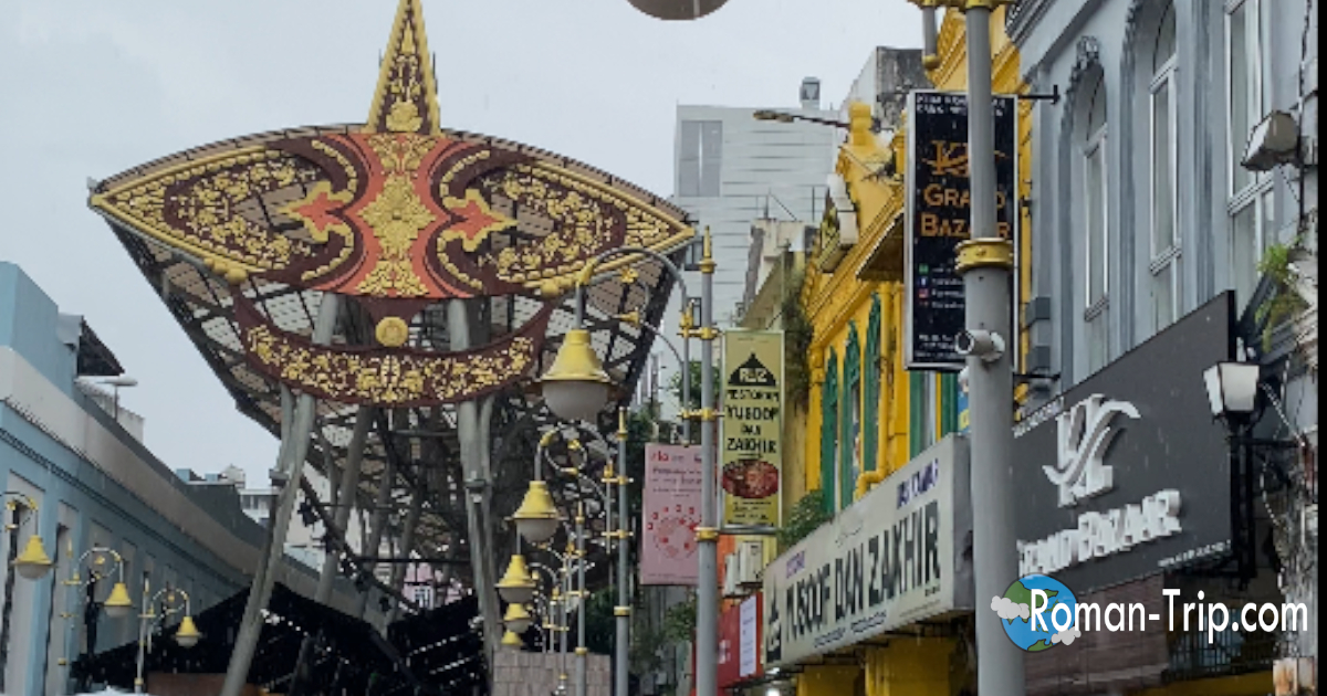 クアラルンプールのセントラルマーケット。派手な装飾が施された外観の建物が並ぶマレーシア旅行記のワンシーン。/ Central Market in Kuala Lumpur with colorful decorated building exteriors, a vivid scene from a Malaysia travel diary.
