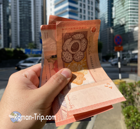 クアラルンプール旅行で現地換金したマレーシアリンギット紙幣。旅の必需品として手にした現地通貨。/ Malaysian Ringgit banknotes exchanged during a trip to Kuala Lumpur, essential local currency for travelers.