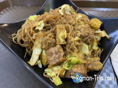 マレーシア名物ミーゴレン・ビーフン。香ばしく炒められたマレーシア風焼きビーフン。/ Mee Goreng Bihun, a Malaysian-style fried rice vermicelli noodle dish.