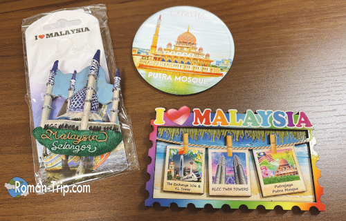 ピンクモスクで購入したご当地マグネット。旅の思い出を残す一品。/ A local souvenir magnet purchased at the Pink Mosque in Putrajaya, a keepsake of the trip.