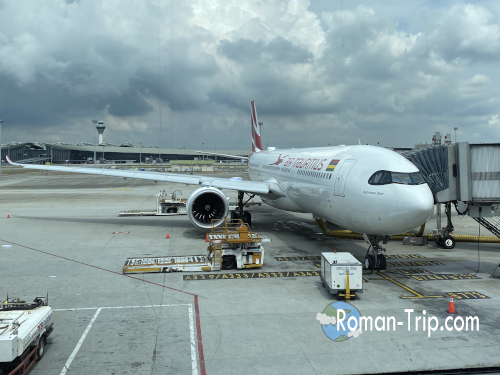これから搭乗するモーリシャス航空の飛行機。赤いロゴが印象的な南国の翼。/ The Air Mauritius airplane before boarding, featuring its striking red logo — the tropical wings of the island nation.