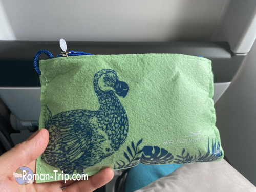 モーリシャス航空のアメニティ。パッケージには島の象徴ドードーの絵が描かれている。/ Air Mauritius amenity featuring the island’s iconic dodo bird design on the packaging.