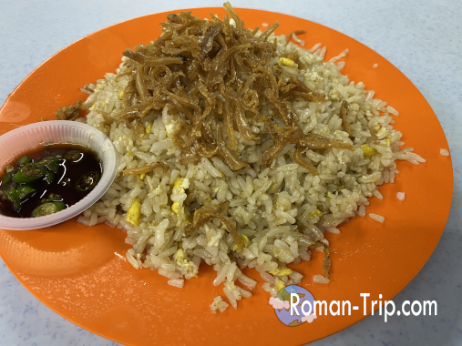 クアラルンプールで晩御飯に食べたナシゴレン。シンプルながらスパイスの効いたマレーシア風チャーハン。/ Nasi Goreng for dinner in Kuala Lumpur, a Malaysian-style fried rice with rich spices.