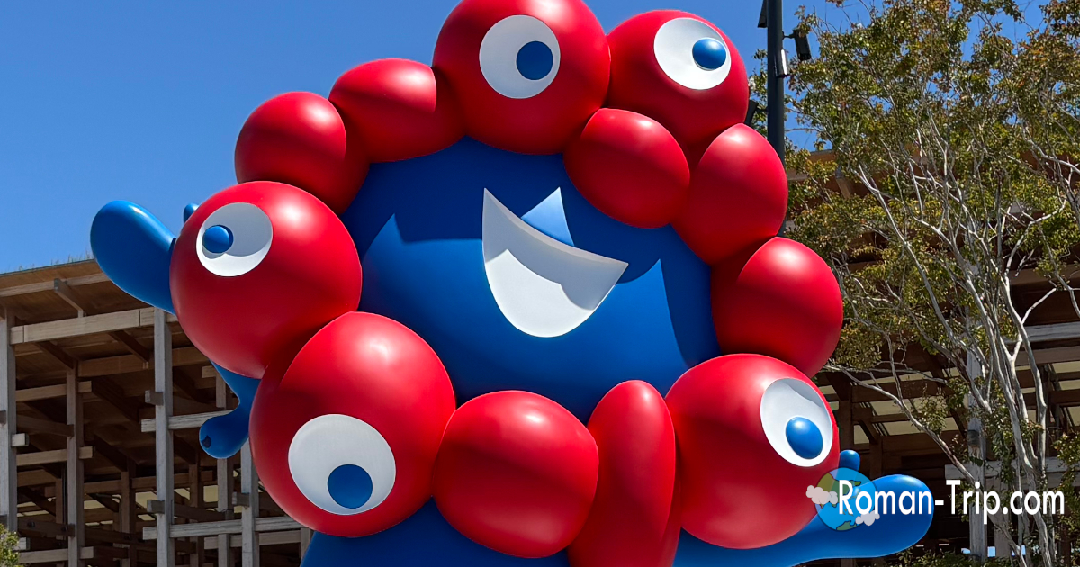 万博のマスコットキャラクター「ミャクミャク」のモニュメント。愛らしい姿で来場者を出迎える。/ Monument of Myakumyaku, the Expo mascot, welcoming visitors with its charming appearance.