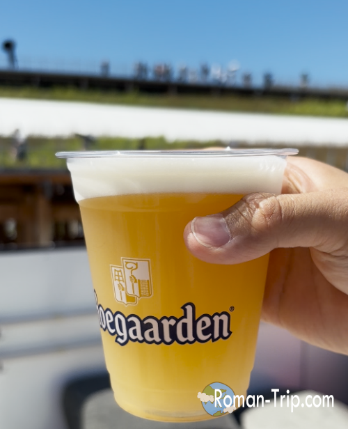 万博で飲んだベルギービール。大屋根リングを背景に、異国の雰囲気を味わう一杯。/ Belgian beer enjoyed at the Expo with the Grand Roof Ring in the background, capturing the international atmosphere.