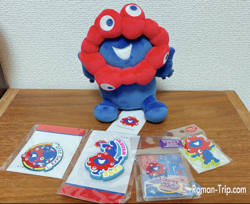 万博で購入したミャクミャクのぬいぐるみとマグネット。独特のデザインがかわいらしい人気グッズ。/ Myakumyaku plush toy and magnet purchased at the Expo, charming items featuring the mascot’s unique design.