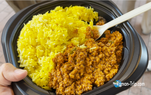 ネパールパビリオンで購入したキーマカレー。スパイスが香る本場の味を楽しめる一皿。/ Keema curry purchased at the Nepal Pavilion, offering authentic flavors with rich aromatic spices.