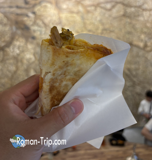 万博で食べたチュニジアタコス。スパイスが効いた異国の味わいが楽しめる一品。/ Tunisia Tacos enjoyed at the Expo, a flavorful dish with rich spices and exotic taste.