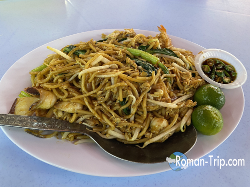 クアラルンプールのジャランアローで昼ごはんに食べたママミーゴレン。スパイスの効いたローカルフード。/ Mamak Mee Goreng for lunch at Jalan Alor in Kuala Lumpur, a flavorful local dish with rich spices.