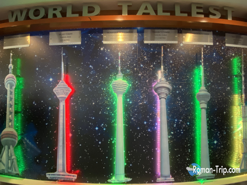 KLタワーの展望台に展示されている世界各国のタワー一覧。各都市の象徴的な建築が並ぶ。/ Display of world towers at the KL Tower observation deck, showcasing iconic structures from various cities.
