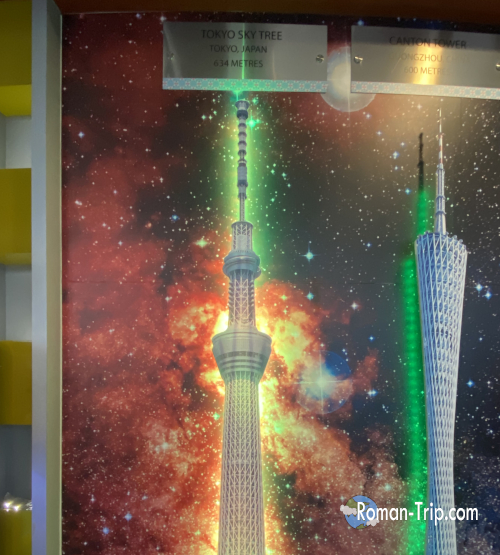 KLタワーの展望台にある世界各国のタワー一覧の展示。日本の東京スカイツリーも掲載されている。/ Display of world towers at the KL Tower observation deck, featuring Japan’s Tokyo Skytree among the listed landmarks.