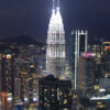 クアラルンプールのペトロナスツインタワーの夜景。マレーシア旅行記を締めくくる幻想的な光景。/ Night view of the Petronas Twin Towers in Kuala Lumpur, a breathtaking finale to a Malaysia travel diary.