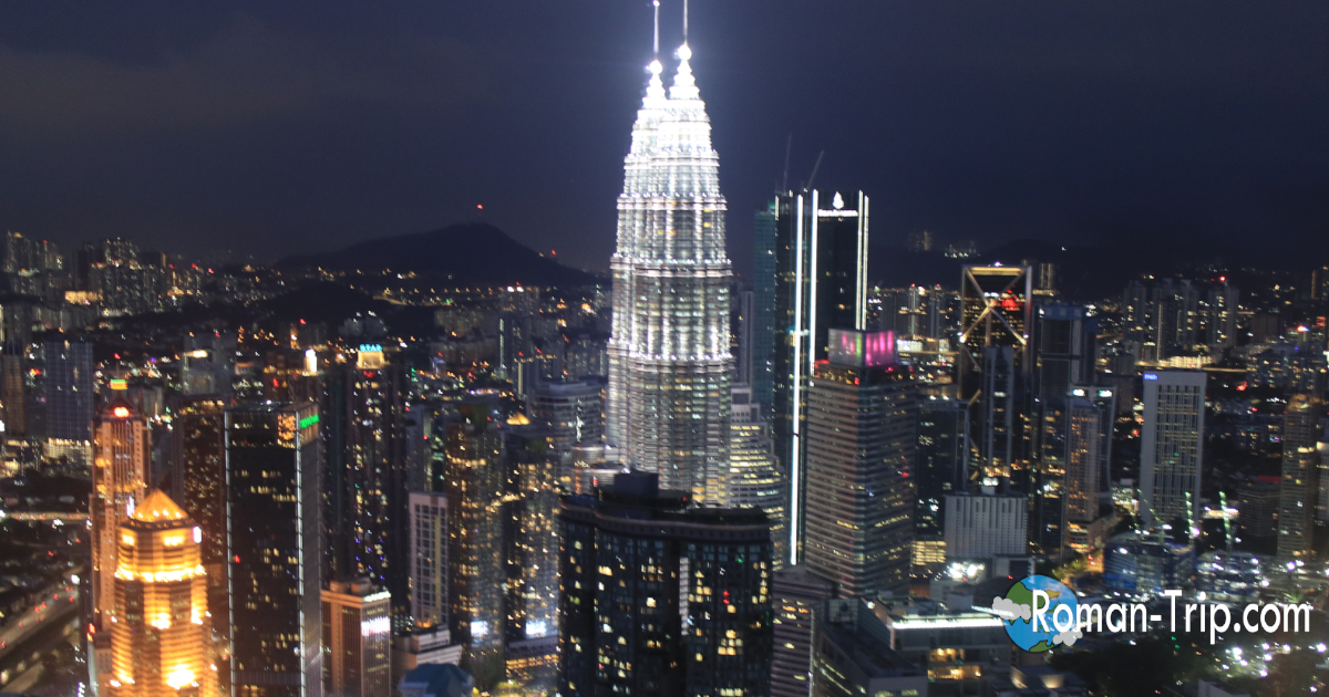 クアラルンプールのペトロナスツインタワーの夜景。マレーシア旅行記を締めくくる幻想的な光景。/ Night view of the Petronas Twin Towers in Kuala Lumpur, a breathtaking finale to a Malaysia travel diary.
