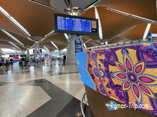 マレーシアのクアラルンプール国際空港の出発フロア。広々とした空間に旅立ちの高揚感が漂う。/ Departure floor of Kuala Lumpur International Airport in Malaysia, a spacious area filled with the excitement of travel.