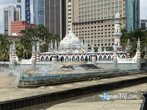 クアラルンプール市内にあるマスジッド・ジャメ・スルタン・アブドゥル・サマド(Masjid Jamek Sultan Abdul Samad)。歴史を感じさせる美しいモスク。/ Masjid Jamek Sultan Abdul Samad in Kuala Lumpur, a beautiful mosque with historic significance.