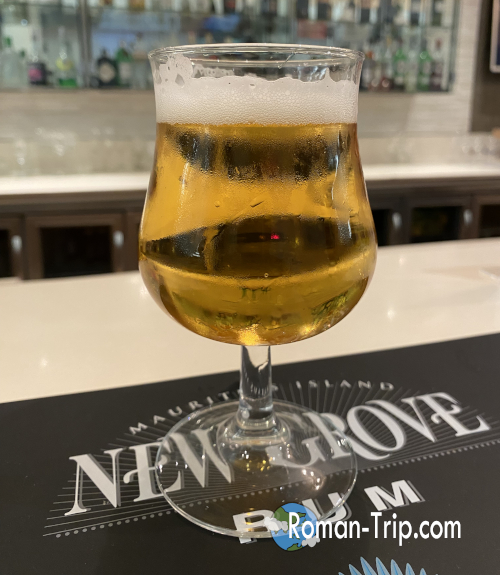 モーリシャス到着を祝ってビールで乾杯。旅の始まりを感じる南国リゾートでのひととき。/ Celebrating arrival in Mauritius with a beer toast — a refreshing moment marking the start of a tropical journey.