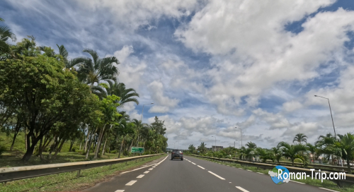 モーリシャスの道路を国際免許で運転した時の一枚。左側通行の南国の道を走る旅の記録。/ Driving on the left-hand roads of Mauritius with an international license — a memorable moment from the tropical journey.
