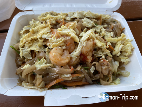 モーリシャスの焼きそば風料理「マインフリット」。海老や野菜、卵が入った人気のローカルフード。/ Mauritius-style fried noodles “Mine Frite,” a beloved local dish with shrimp, vegetables, and egg.