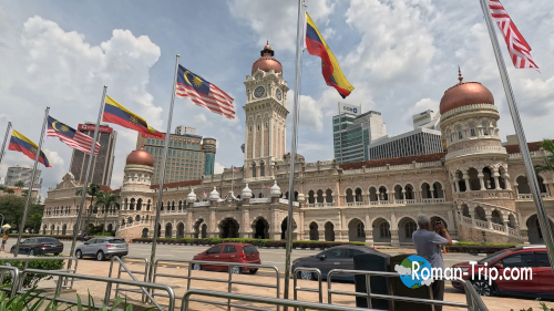 クアラルンプールのムルデカ広場に建つスルタン・アブドゥル・サマド・ビル(Bangunan Sultan Abdul Samad)。歴史的建造物として街の象徴的存在。/ The Sultan Abdul Samad Building at Merdeka Square in Kuala Lumpur, a historic landmark and iconic symbol of the city.