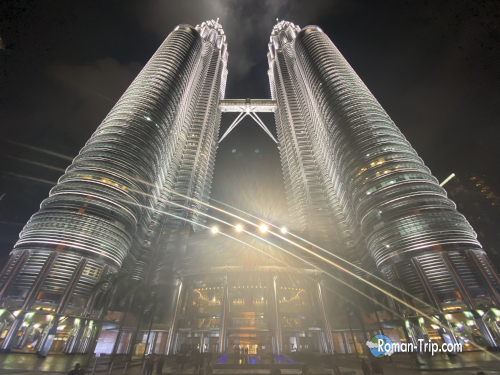 夜のペトロナスツインタワー。闇夜に浮かぶ近未来的でカオスな摩天楼が印象的。/ Night view of the Petronas Twin Towers, a chaotic yet futuristic skyline glowing against the dark night.