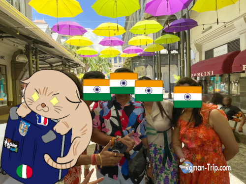 モーリシャスの首都ポートルイスのウォーターフロントで、インド人観光客と記念撮影をした一人旅の思い出。/ A memorable solo travel moment at the Caudan Waterfront in Port Louis, Mauritius, taking a photo with Indian tourists.