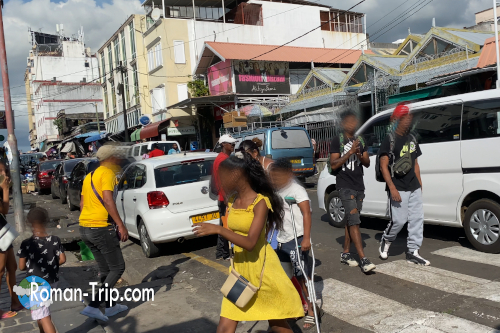 ウォーターフロントを離れたポートルイスの都心部。人と車が行き交う雑踏の中に、モーリシャスの生活感があふれる。/ A bustling street scene in downtown Port Louis, away from the waterfront, capturing the lively everyday rhythm of Mauritius.