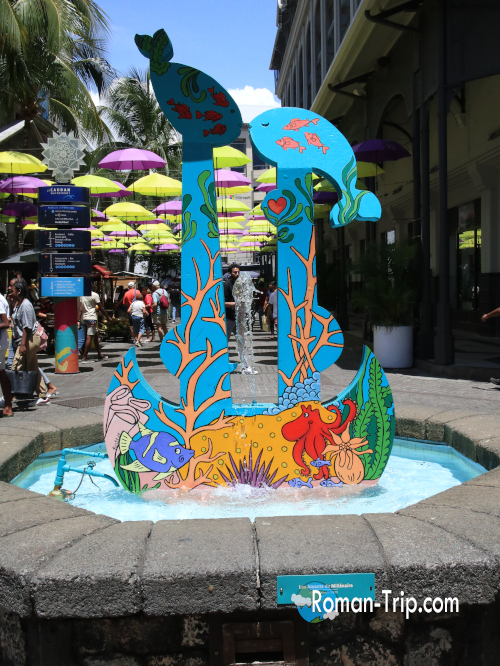 モーリシャスのウォーターフロントにあるモニュメント。サンゴや熱帯魚のカラフルな絵が描かれた南国らしいデザイン。/ Monument at the waterfront in Mauritius, decorated with colorful paintings of coral and tropical fish that reflect the island’s vibrant marine life.