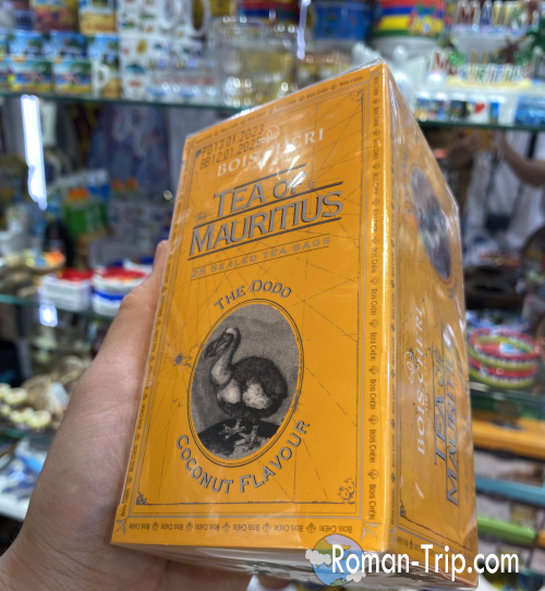 モーリシャスのお土産として人気の「Tea of Mauritius」。ドードーのイラストが描かれたココナッツフレーバーの紅茶。/ “Tea of Mauritius,” a popular local souvenir featuring coconut-flavored tea with a charming dodo illustration on the package.