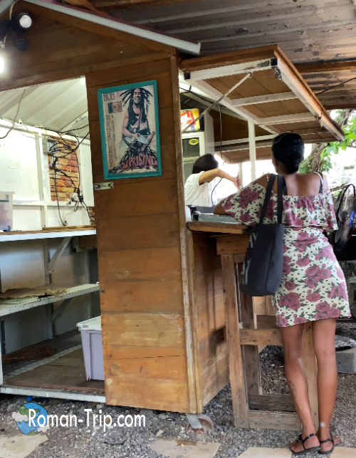 地図にも載っていないトゥルードースドゥースのローカル飲食店。木造の小さな屋台風レストランで地元の人が集う。/ A hidden local restaurant in Trou d’Eau Douce, Mauritius — a small wooden stall-style eatery where locals gather for authentic island meals.