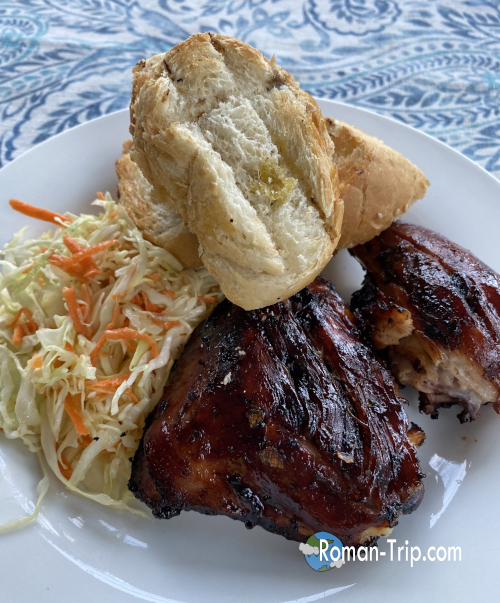 地図にも載っていないトゥルードースドゥースのローカル飲食店で食べたチキンとサラダ。素朴ながら味わい深いモーリシャスの家庭料理。/ Chicken and salad meal from a hidden local restaurant in Trou d’Eau Douce, Mauritius — a simple yet flavorful taste of authentic island home cooking.