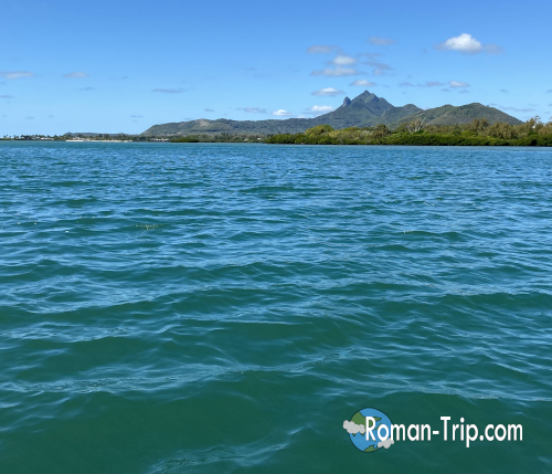 イル・オ・セルフへ向かう船から見た海と、モーリシャス特有のとがった山。南国の風景に冒険心がくすぐられる。/ View from the boat to Île aux Cerfs, featuring the sea and Mauritius’s distinctive pointed mountain — a tropical scene that stirs a sense of adventure.