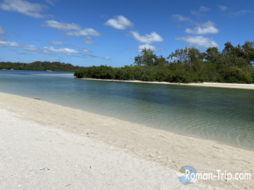 モーリシャスのイル・オ・セルフ島に広がる透き通ったラグーン。静かな波と白い砂浜が南国の癒しを感じさせる。/ The crystal-clear lagoon at Île aux Cerfs, Mauritius — calm waves and white sands offering pure tropical serenity.
