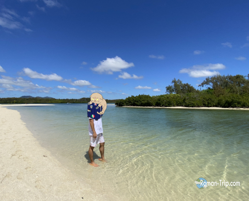 モーリシャスのイル・オ・セルフ島に広がる透き通ったラグーンで記念撮影する私。青空と海のコントラストが美しい瞬間。/ Taking a commemorative photo at the crystal-clear lagoon of Île aux Cerfs, Mauritius — a perfect moment under the blue sky and sparkling sea.