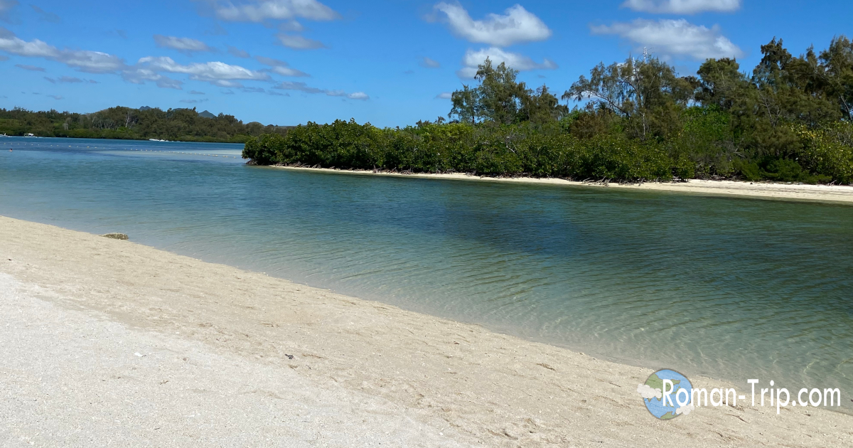 モーリシャスのイル・オ・セルフ島のラグーンでブルーチャージした思い出。透明度の高い海が陽光を反射してまぶしく輝く。/ A cherished memory of “blue charging” at the lagoon of Île aux Cerfs, Mauritius — crystal-clear waters sparkling under the tropical sunlight.