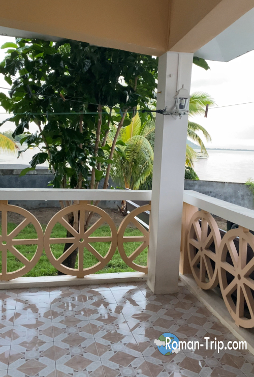 モーリシャスの宿「Apt in La Gaulette」の広々としたバルコニー。目の前に海が広がり、風を感じながら過ごせる贅沢な空間。/ The spacious balcony of Apt in La Gaulette in Mauritius, offering an open ocean view and a relaxing place to enjoy the sea breeze.