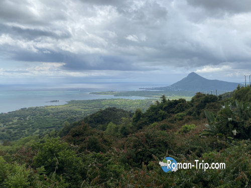 ブラックリバー・ピーク(Bench 828)から下山中、雲が晴れて姿を現したモーリシャスの海と山の景色。登頂後にご褒美のように広がった絶景。/ A clear view revealed during the descent from Black River Peak (Bench 828), as the clouds lift to unveil Mauritius’s coastline and mountains — a rewarding moment after the climb.