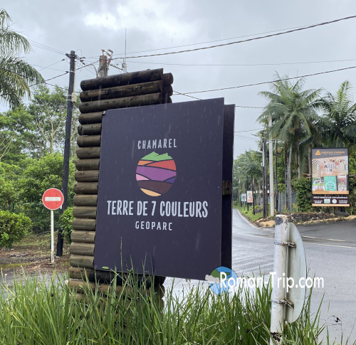 モーリシャスの七色の大地（シャマレル）の入り口に立つ看板。これから広がる不思議な大地への期待が高まる。/ Entrance sign of the Seven Colored Earths of Chamarel, Mauritius, marking the gateway to the island’s famous natural wonder.
