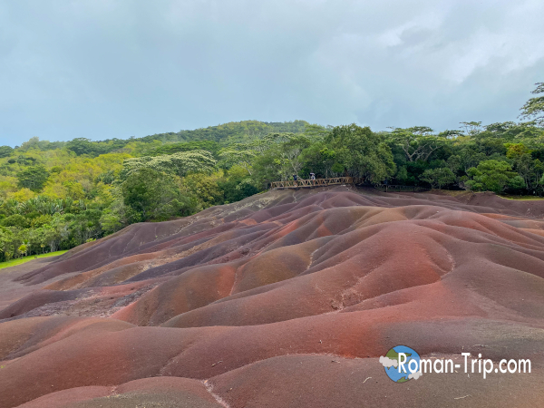 モーリシャスの人気観光スポット「七色の大地（シャマレル）」。赤や紫、茶色など幾重にも重なる不思議な色彩の大地。/ The Seven Colored Earths of Chamarel, a famous tourist attraction in Mauritius, showcasing layers of naturally colored sand in red, purple, and brown hues.