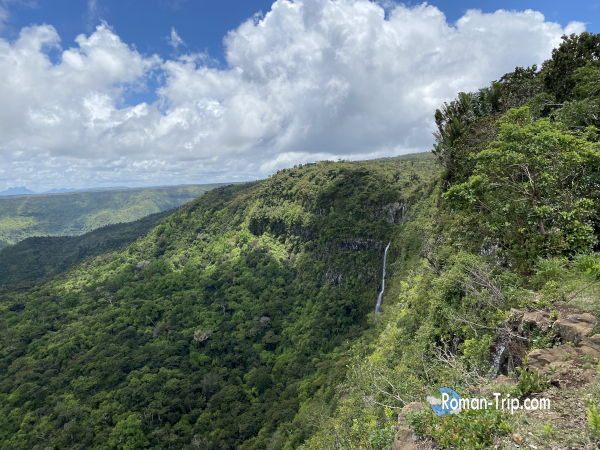 モーリシャスのゴルジュ展望台から望む断崖の滝。ドードーが生きていた時代から、変わらずここに流れ続けてきたと思うと胸が熱くなる景色。/ A waterfall seen from the Gorges viewpoint in Mauritius, flowing along the cliffs — a timeless sight that has existed since the era when dodos still lived on the island.