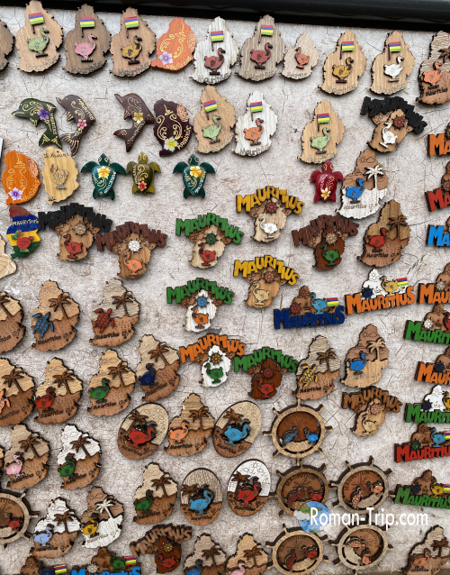 モーリシャスのゴルジュ展望台で売られていたご当地マグネット。木製が多く、ドードーや島のモチーフが温かみのあるデザインで並ぶ。/ Wooden souvenir magnets sold at the Gorges viewpoint in Mauritius, featuring dodos and island motifs with a warm, handcrafted feel.