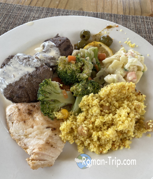 モーリシャスのイル・オ・セルフで味わったビュッフェランチ。ホワイトソースの牛肉が絶品で、ブロッコリーやシーフードバターライスも彩り豊か。/ Buffet lunch at Île aux Cerfs, Mauritius — tender beef in white sauce, broccoli, and seafood butter rice creating a flavorful tropical meal.