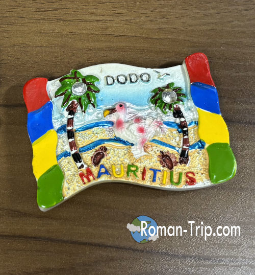 モーリシャスのイル・オ・セルフ島で出会ったおじさんのお店で購入した記念のご当地マグネット。旅の途中で生まれた小さな出会いの思い出。/ A souvenir magnet bought at a small local shop run by a man I met on Île aux Cerfs, Mauritius — a memorable keepsake from a chance encounter during the trip.