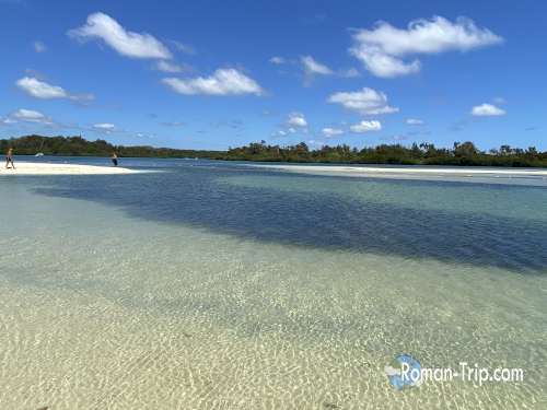 ーリシャスのイル・オ・セルフ島に広がる遠浅の透明なラグーン。海と空が溶け合うような美しい光景。/ The shallow, crystal-clear lagoon at Île aux Cerfs, Mauritius — a breathtaking view where the sea and sky seem to merge.