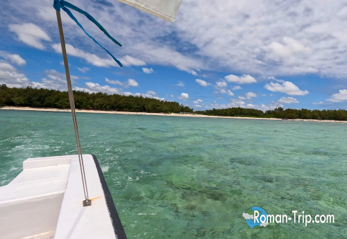 モーリシャスのイル・オ・セルフ島でシュノーケリングへ向かう途中、ボートから眺めたエメラルドグリーンの海。/ View from the boat heading for snorkeling at Île aux Cerfs, Mauritius, showcasing the emerald-green lagoon.