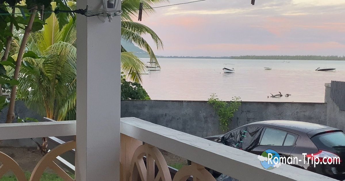 モーリシャス旅行中、ホテルの場所が分からず迷った末にたどり着いた宿のバルコニーからの景色。夕暮れのラグーンを前に、ようやく一息つけた瞬間。/ After getting lost trying to find the hotel in Mauritius, this was the peaceful lagoon view from the balcony upon finally arriving — a moment of relief at sunset.