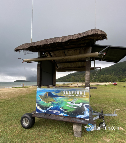 モーリシャスの「海の滝」フライトツアーの集合場所。悪天候によりツアーは中止となり、人の姿がない静まり返った光景。/ The meeting point for the Mauritius underwater waterfall flight tour, completely empty after the tour was canceled due to bad weather.