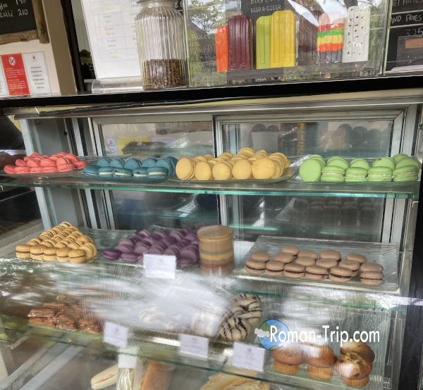 モーリシャスの七色の大地にあるカフェのショーウィンドウに並んでいた七色のマカロン。観光地らしい遊び心のあるスイーツ。/ Rainbow-colored macarons displayed in a cafe window at the Seven Colored Earth in Mauritius, a playful sweet for visitors