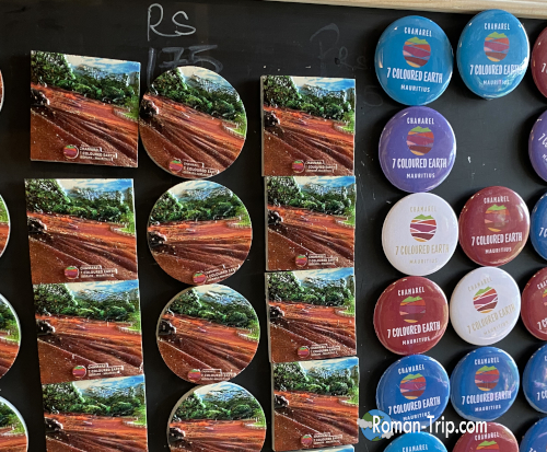 モーリシャスの七色の大地のお土産屋で売られていたご当地マグネット。観光地らしいカラフルなデザインが並ぶ。/ Souvenir magnets sold at the Seven Colored Earth shop in Mauritius, featuring colorful local designs